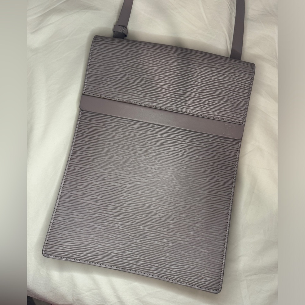 AUTHENTIC* Louis Vuitton Vintage Epi Leather Ramatuelle Shoulder Bag.